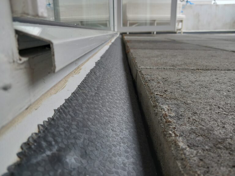 Ef mikill snjór á svölunum verður að klaka í asahláku og vatnið kemst seint eða illa niður þá verður flóð á svölunum og vatn getur flætt inn um svaladyrnar. Í þessa rennu safnast svo með tímanum lauf og drulla og einnig snjór og klaki sem hamlar vatni að fara sína leið, þetta vatn situr þá þarna í sömu eða jafnvel hærra en gluggakarmur sem gæti svo lekið inn með tímanum.