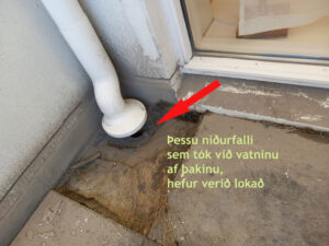 Verktakinn hefur einnig lokað alveg fyrir niðurfall sem tekur við vatni frá þakinu sem er líka algjörlega óskiljanlegt svo þá er bara eftir eitt niðurfall sem tekur við öllu vatninu á svölunum.